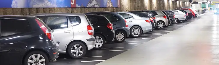 Voitures dans un parking