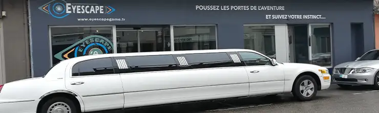 Limousine devant l'enseigne eyescape bourgoin