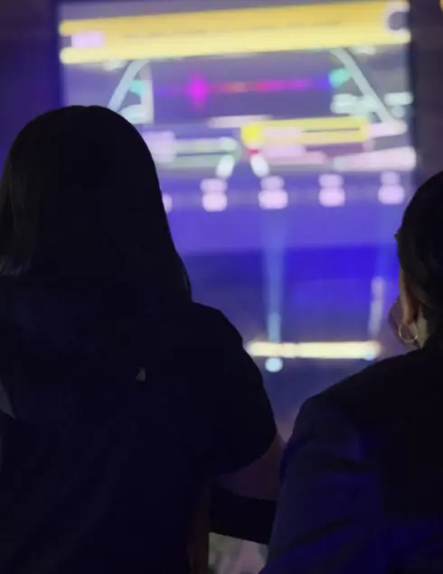 Joueurs devant l'écran de jeu - Quiz Game à domicile Bourgoin