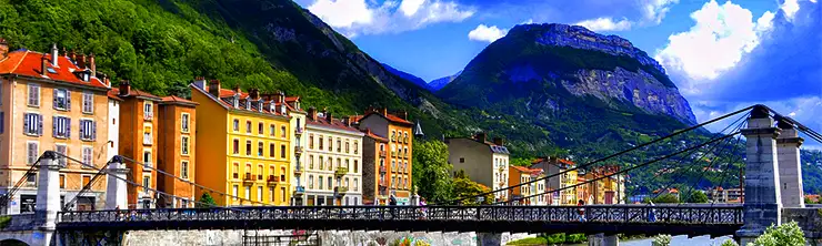 vue de Grenoble et d'un pont avec une montagne en arrière plan