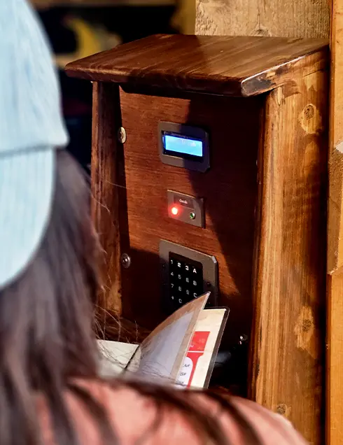 Boîtier avec joueuse à casquette - Escape Game à domicile Bourgoin